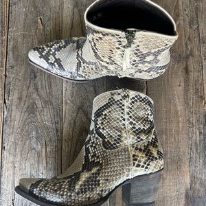 Tecovas Snakeskin-Pattern Ankle Boots in Cream and Black - The Daisy Sz 11
